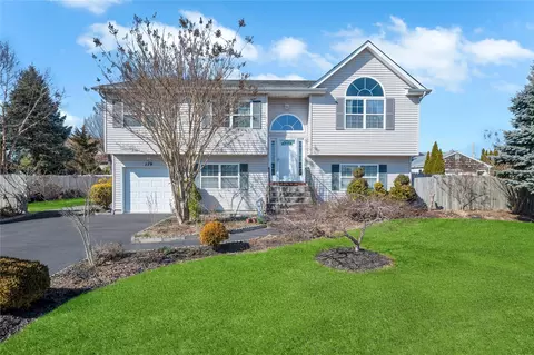 119 Moffitt Blvd, Islip, NY 11751