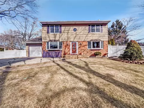1 Charter Ln, Smithtown, NY 11787