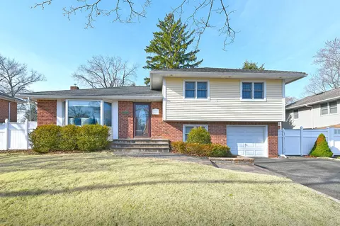 54 Cawfield Ln, Melville, NY 11747