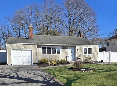 1343 Thompson Dr, Bay Shore, NY 11706