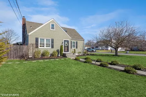 81 Everett St, Patchogue, NY 11772