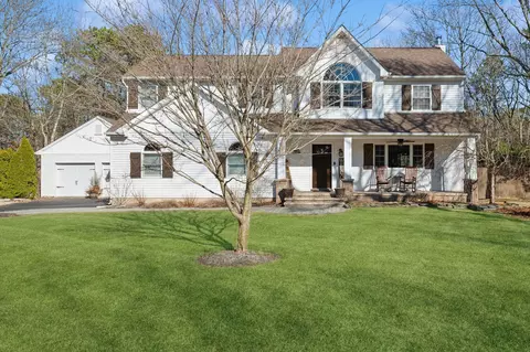 17 Charter Ct, Manorville, NY 11949
