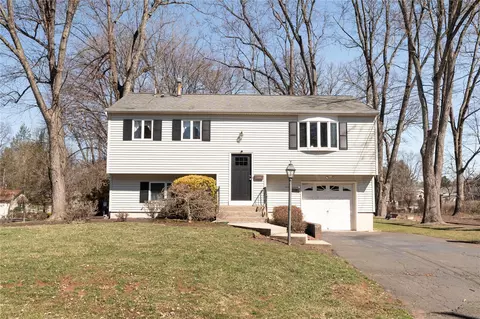 9 Deerfield Dr, Clarkstown, NY 10956