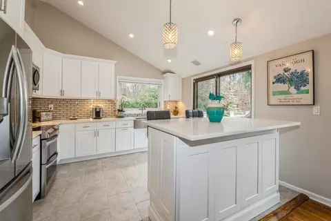 6 Daniel Dr, Glen Cove, NY 11542
