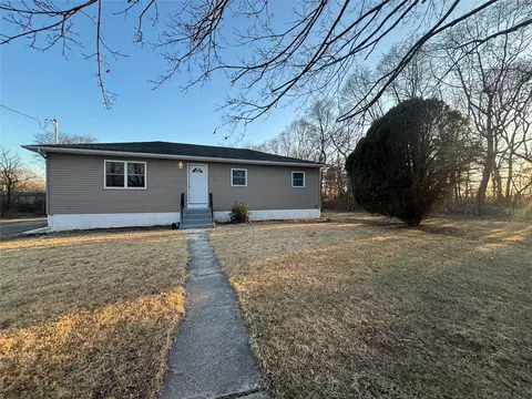 10 S 3rd St, Islip, NY 11706