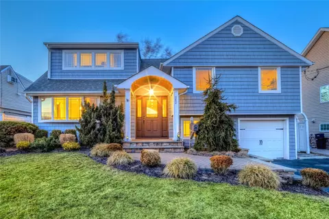242 W Waukena Ave, Oceanside, NY 11572