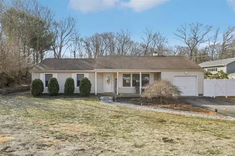 8 Rustic Rd, Yaphank, NY 11980