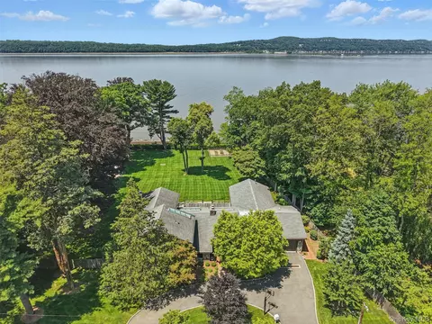 30 Half Moon Ln, Greenburgh, NY 10533