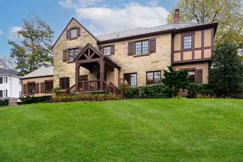 134 Circle Dr, North Hempstead, NY 11030
