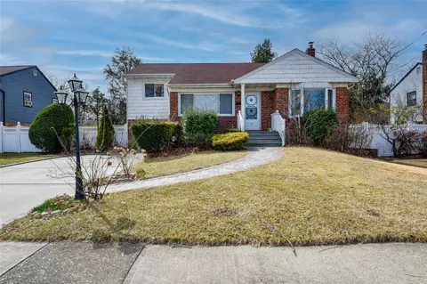 53 Aintree Rd, North Hempstead, NY 11590
