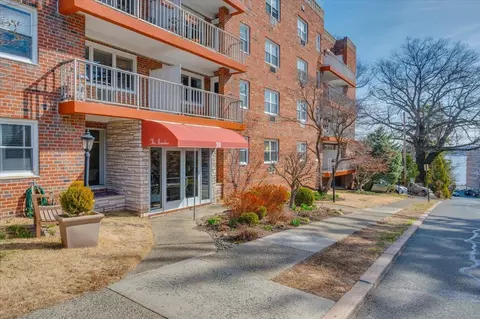 38 4th Ave #1 E, Orangetown, NY 10960