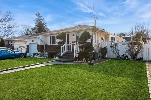 160 Jerusalem Ave, Massapequa, NY 11758