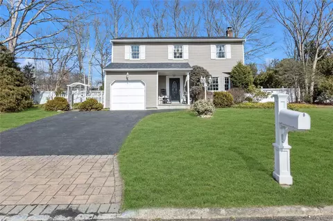 20 Perri Pl, Dix Hills, NY 11746