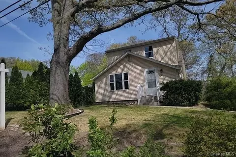 21 Patchogue Dr, Rocky Point, NY 11778
