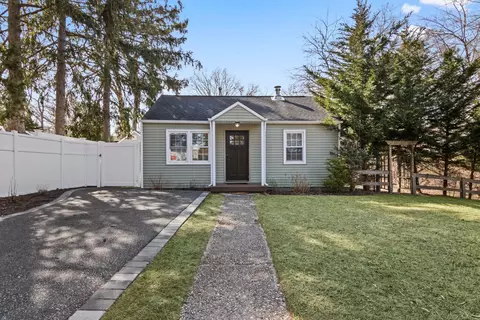 4 Kathryn St, Brookhaven, NY 11772