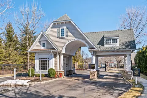 139 Symphony Dr #129, Lake Grove, NY 11755