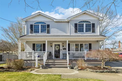 9 Pinehurst Rd, Farmingdale, NY 11735
