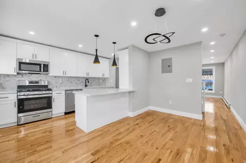 3995 E Tremont Ave, New York, NY 10465
