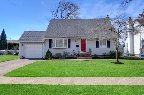 142 Pacific St, Massapequa Park, NY 11762
