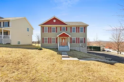 8 Bannerman View Dr, Newburgh, NY 12550