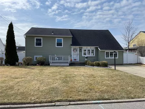 944 N Ontario Ave, Lindenhurst, NY 11757