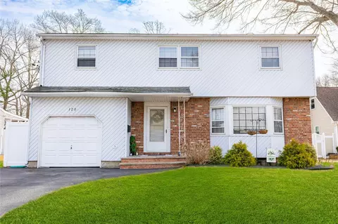 120 Erlanger Blvd, North Babylon, NY 11703