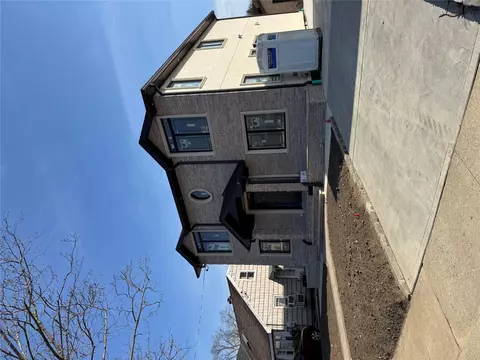 32 Talbot St, North Hempstead, NY 11040