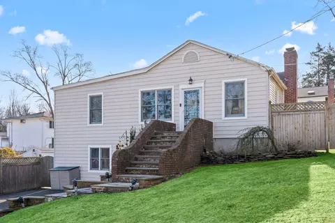 47 Maple Rd, Kings Park, NY 11754