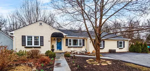 8 Canterbury Ln, New Windsor, NY 12553