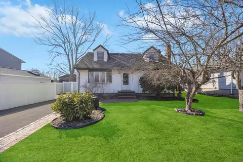 68 Winges Ave, Patchogue, NY 11772