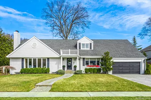 111 Berkshire Rd, Rockville Centre, NY 11570