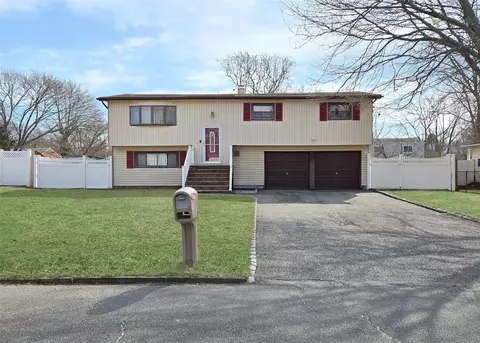 106 Alcolade Dr E, Shirley, NY 11967