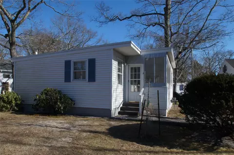 12 E Tiana Rd # 5, Hampton Bays, NY 11946