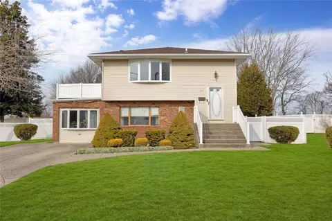 57 Alexander Ave, Farmingdale, NY 11735