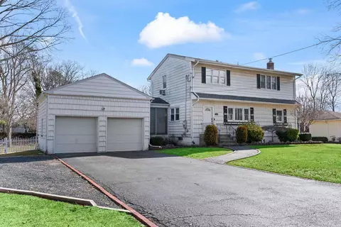 143 San Juan Dr, Hauppauge, NY 11788