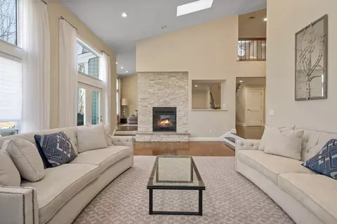 17 Tiffany Cir, North Hempstead, NY 11030