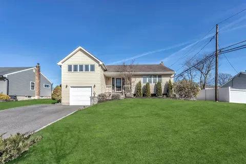 29 Amapola Ln, Kings Park, NY 11754