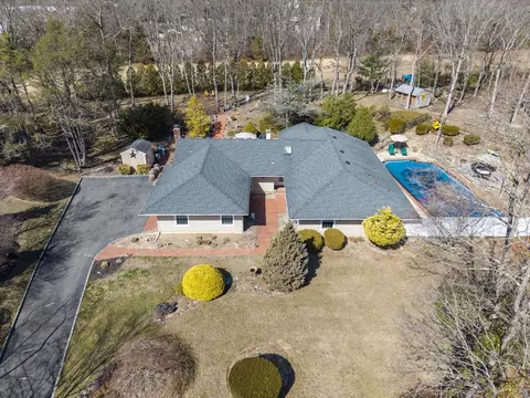6 Leighton Ct, Melville, NY 11747
