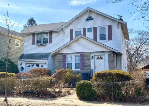 34 Daisy Ave, Floral Park, NY 11001