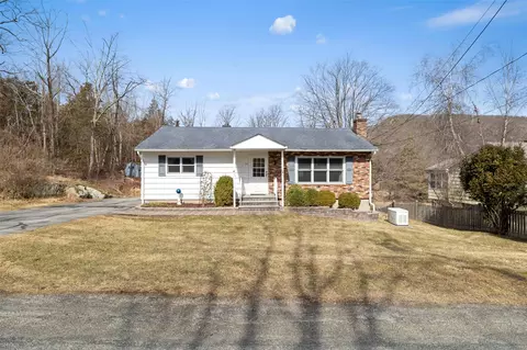 93 Mountainside Rd, Warwick, NY 10990