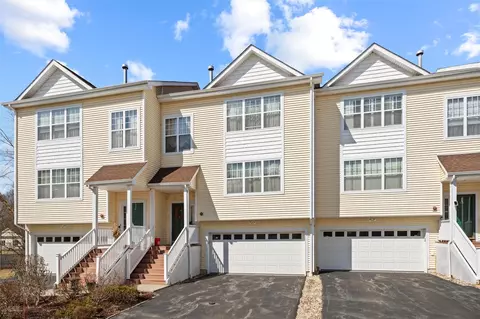 100 Woodlake Dr, Middletown, NY 10940