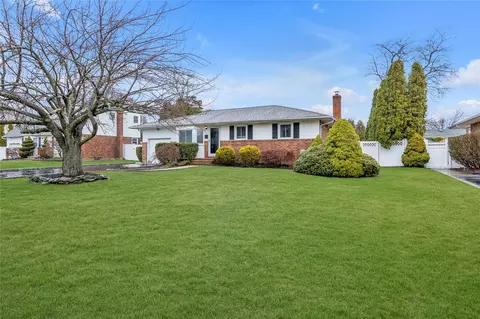 27 Gehrig St, Commack, NY 11725