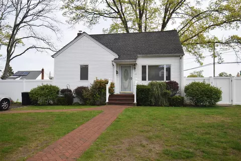 175 27th St, Copiague, NY 11726