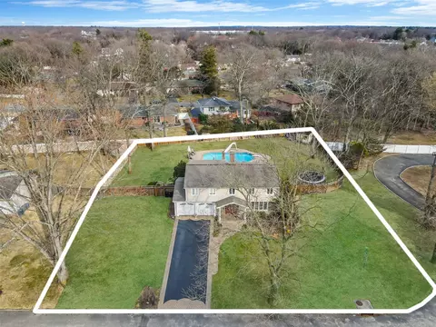 3 Ingram Ct, Smithtown, NY 11787