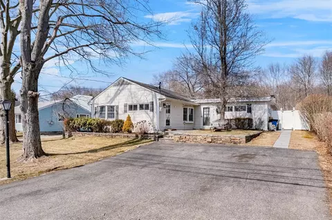 748 Locksley Rd, Yorktown, NY 10598