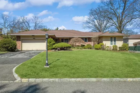 11 Dicks Ln, North Hempstead, NY 11576