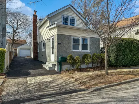 309 S 11th St, New Hyde Park, NY 11040