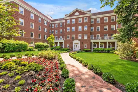 90 Knightsbridge Rd #2N, North Hempstead, NY 11021