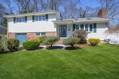11 Colorado Pl, Huntington Station, NY 11746