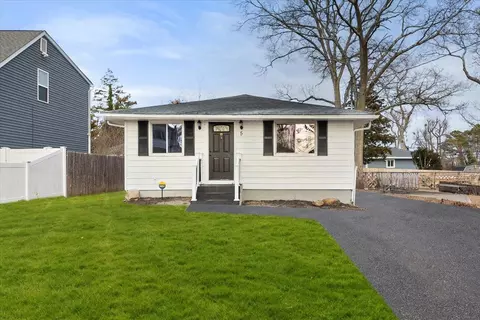5 Terry Dr, Mastic, NY 11950